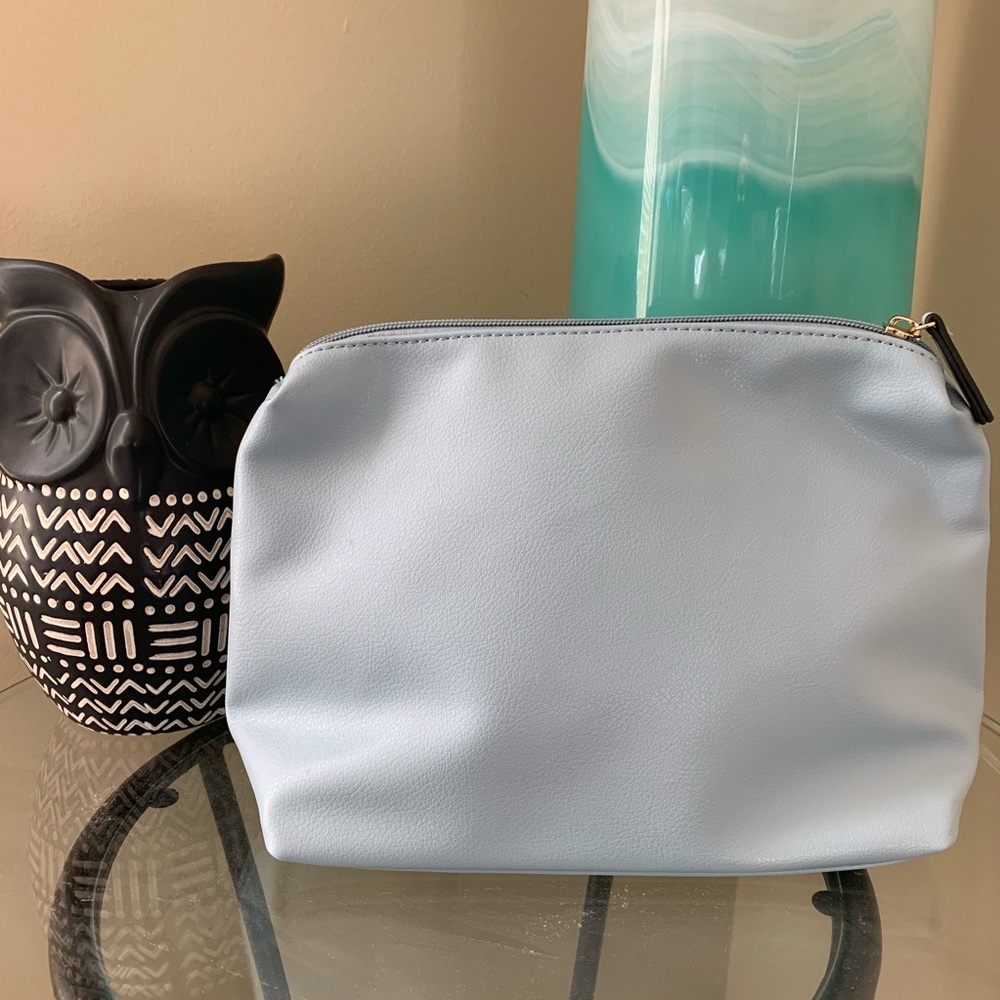 🦉 / NWOT Lily & Ivy light blue make-up bag